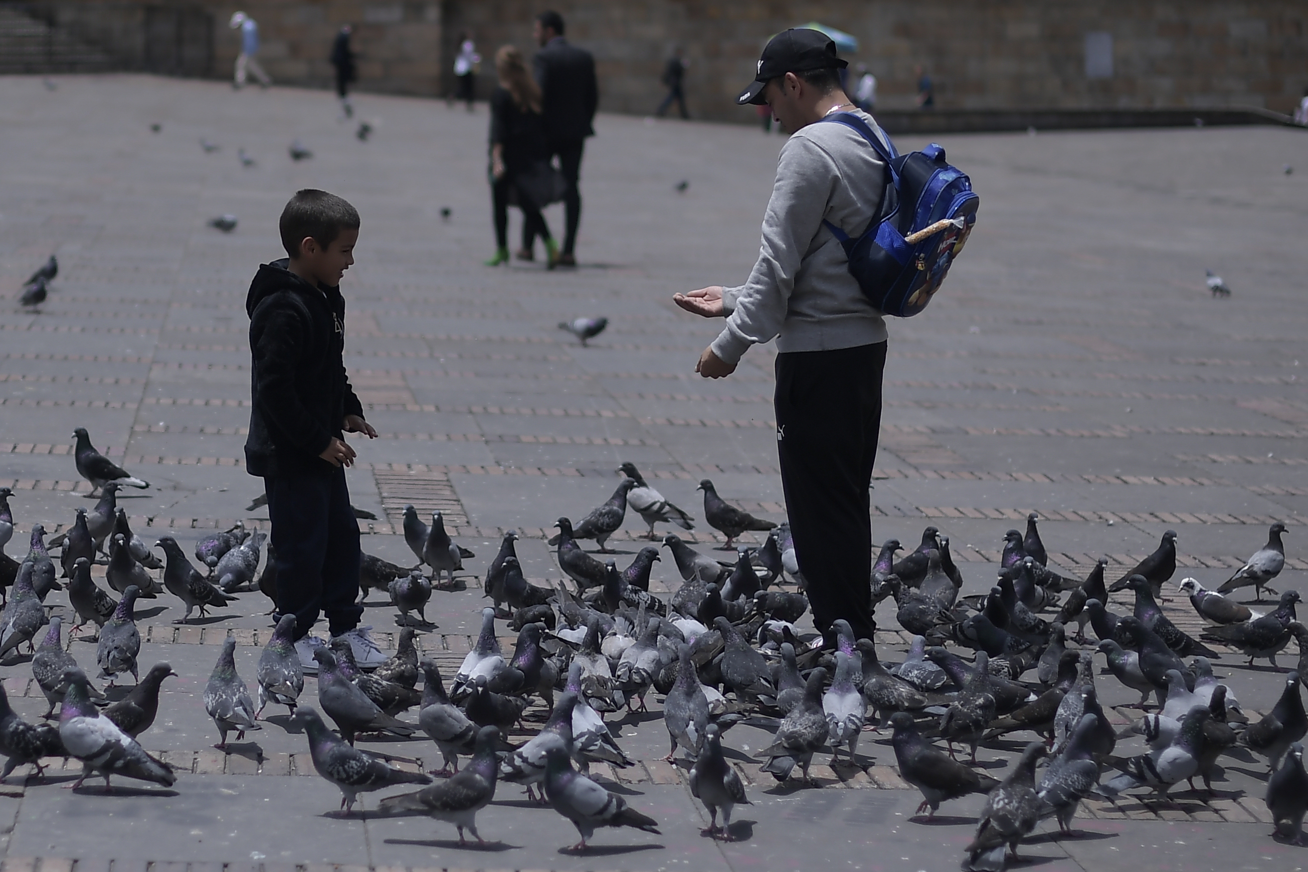 Padre e hijo en la Plaza de Bolívar