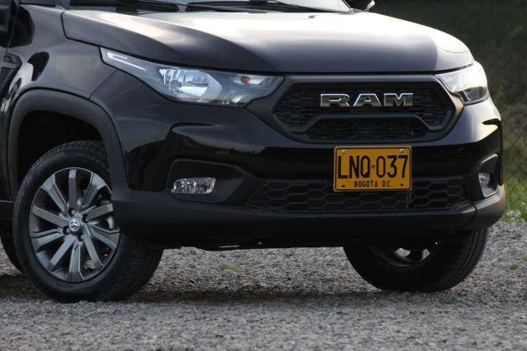 Ram 700 Bighorn doble cabina con caja manual en Colombia.