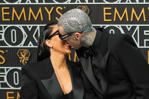 El apasionado beso de Kourtney Kardashian y Travis Barker en los Premios Emmy