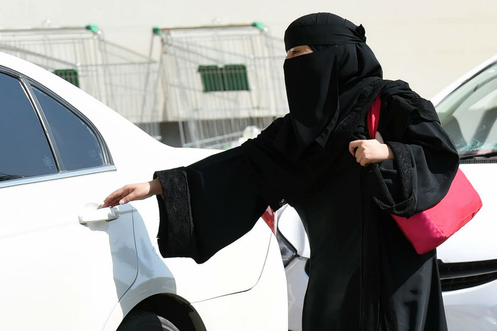 En Arabia Saudí, solo hasta 2018 se expidió un decreto que les permite a las mujeres conducir vehículos.