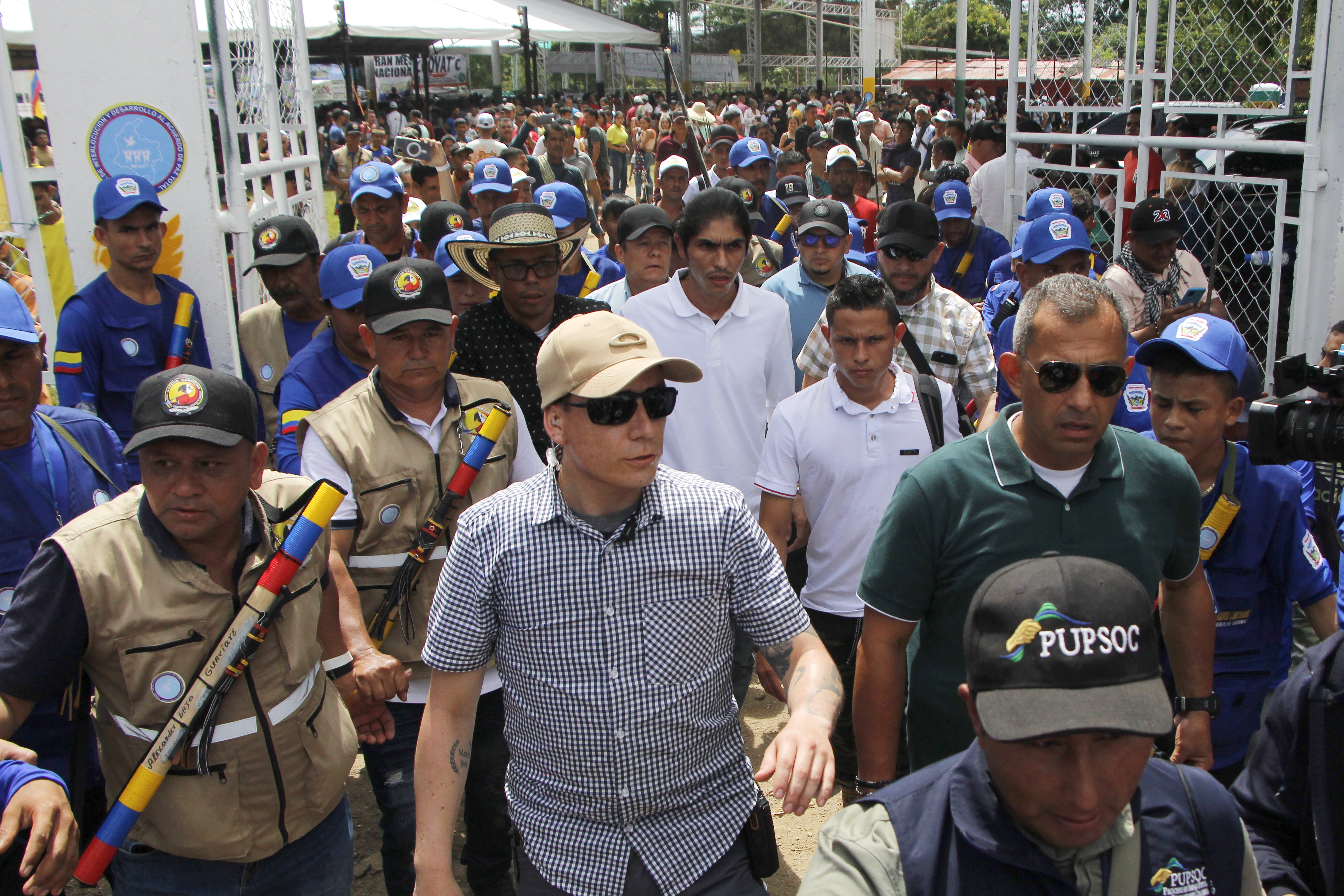 AME5491. TIBÚ (COLOMBIA), 08/10/2023.- El vocero de la delegación del EMC, Andrey Avendaño (c) llega hoy al polideportivo municipal en Tibú (Colombia). Las delegaciones del Gobierno colombiano y del Estado Mayor Central, principal disidencia de las FARC, instalarán este domingo en la población de Tibú, oficialmente los diálogos de paz. EFE/Mario Caicedo