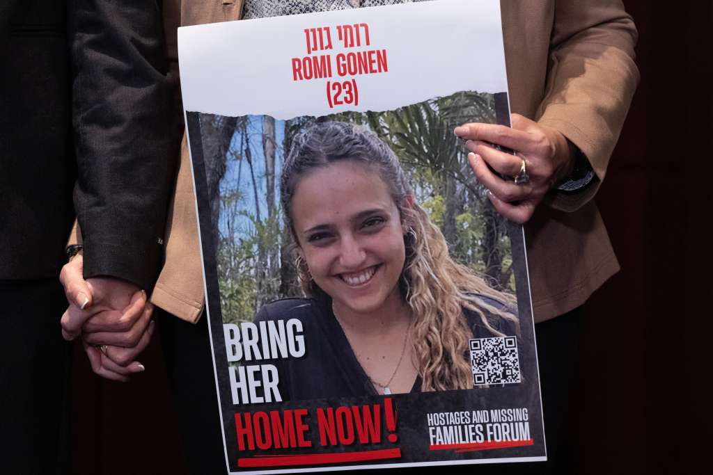 WASHINGTON DC, 19/01/2025.- Foto de archivo del 7 de febrero de 2024 de un cartel con el retrato de Romi Gonen durante una concentración en Washington DC (Estados Unidos). El grupo islamista Hamás publicó este domingo los nombres de las tres rehenes israelíes que serán liberadas este domingo en el primer día del alto el fuego en Gaza: Romi Gonen, Doron Steinbrecher y Emily Damary. EFE/ Michael Reynolds