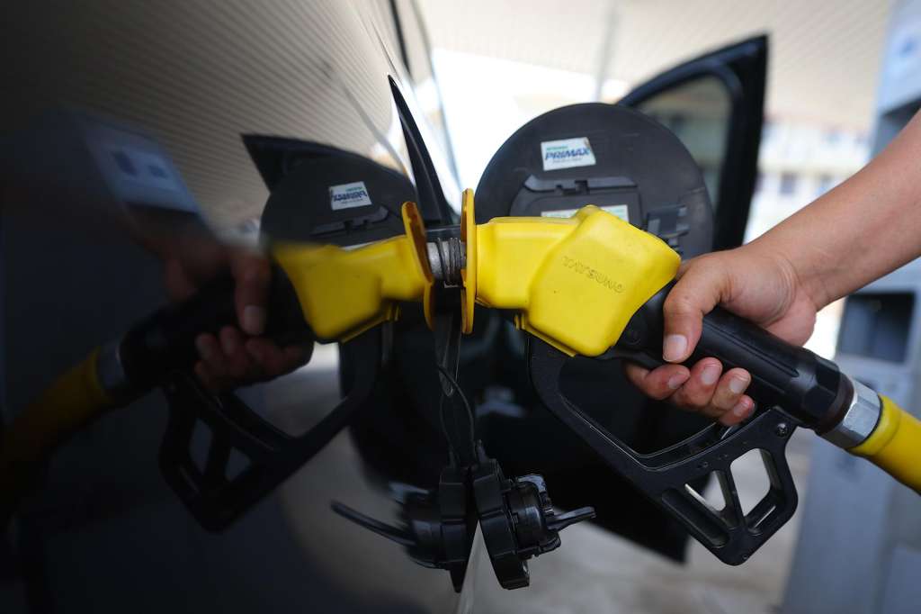 Port Dickson (Malaysia), 25/03/2026.- A man fills his car with petrol at the petrol station in Port Dickson, Negri Sembilan, Malaysia, 25 March 2026. Oil prices dropped on 25 March, with Brent crude falling by 5 percent to USD 99.29 (EURO 74.16) a barrel, after US President Donald Trump signaled negotiations with Iran are taking place. (Malasia) EFE/EPA/FAZRY ISMAIL
