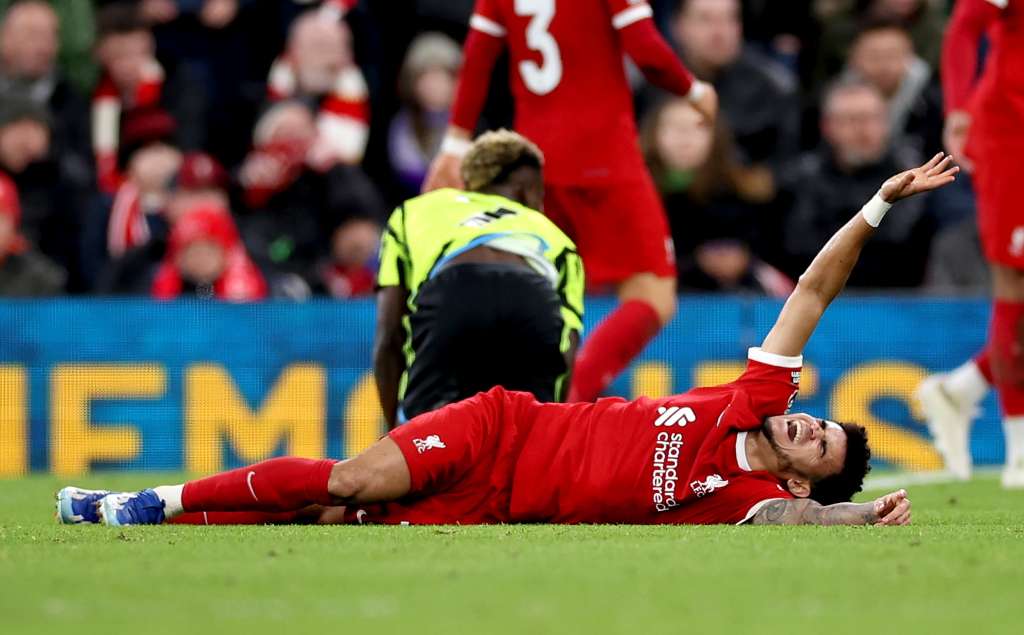 Liverpool (United Kingdom), 23/12/2023.- Luis Diaz of Liverpool reacts as he goes down with an injury during the English Premier League soccer match between Liverpool FC and Arsenal FC, in Liverpool, Britain, 23 December 2023. (Reino Unido) EFE/EPA/ADAM VAUGHAN EDITORIAL USE ONLY. No use with unauthorized audio, video, data, fixture lists, club/league logos, 'live' services or NFTs. Online in-match use limited to 120 images, no video emulation. No use in betting, games or single club/league/player publications.