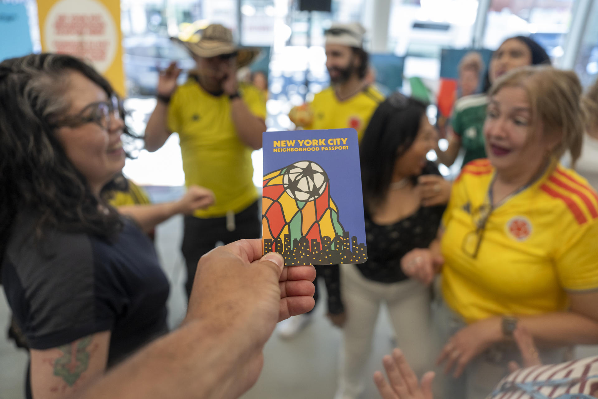 FOTODELDÍA AME7813. NUEVA YORK (ESTADOS UNIDOS), 02/06/2026.- Fotografía que muestra el 'World Cup ‘26 NYC Neighborhood Passport', una iniciativa destinada a acercar a turistas y residentes a los barrios de la ciudad durante la Copa Mundial de Fútbol de 2026, este martes, en Nueva York (Estados Unidos). EFE/ Angel Colmenares