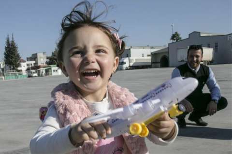 Niña siria del video viral juega por primera vez con juguetes de verdad en Turquía