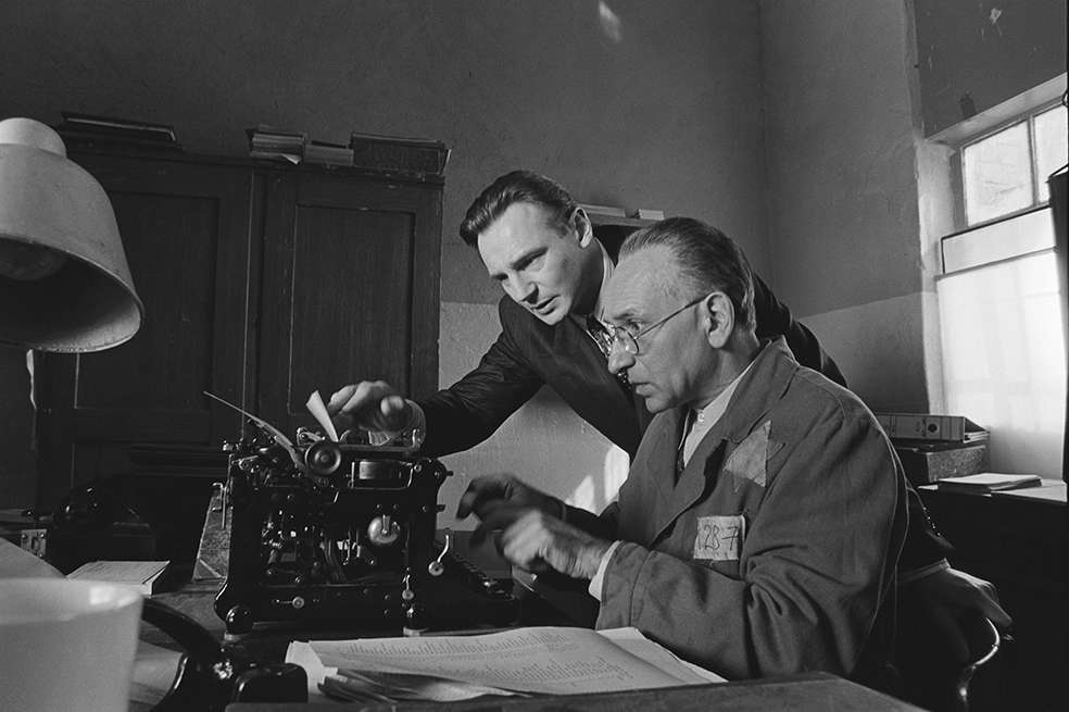 Los actores Ben Kingsley (como Itzhak Stern) y Liam Neeson (como Oskar Schindler) en la película "La lista de Schindler". / Cortesía