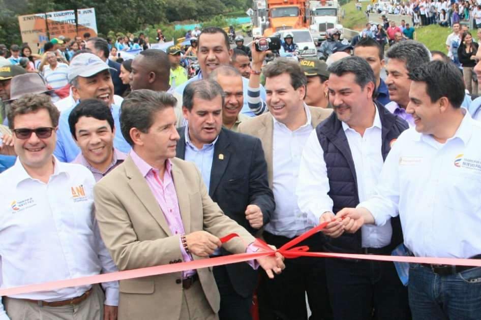 El ministro Jorge Eduardo Rojas (derecha), fue el encargado de inaugurar la vía. /Cortesía.