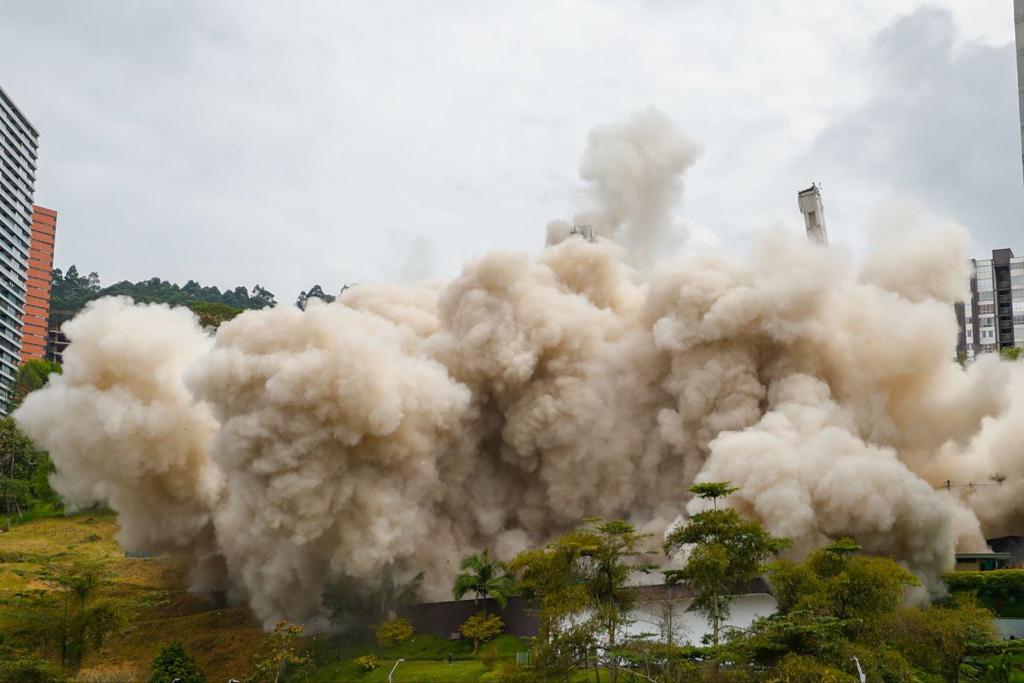Una espesa nube de polvo se produjo durante la implosión del Continental Towers.