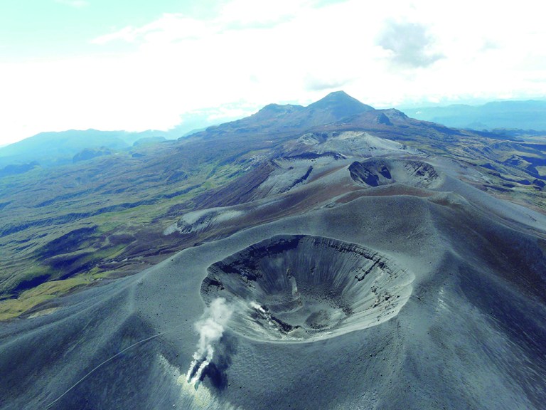 Detectan grietas de 200 metros de longitud en cráter del Curiquinga, cerca al volcán Puracé