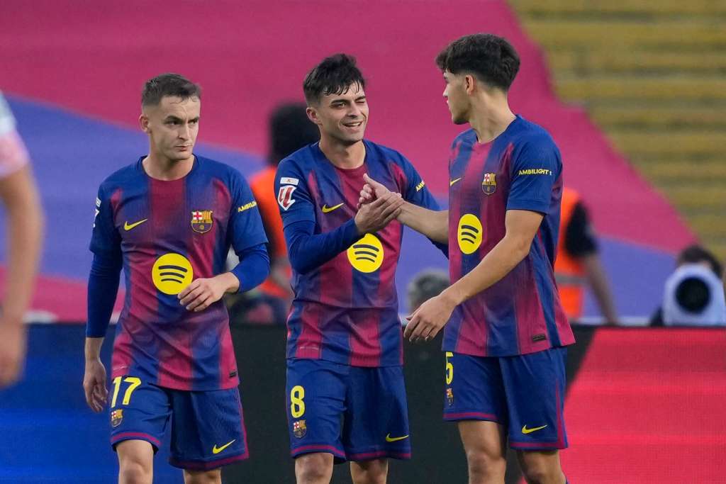 BARCELONA, 18/10/2025.- El centrocampista del FC Barcelona Pedri (c) celebra tras anotar el primer gol del equipo durante el partido de la jornada 9 de LaLiga EA Sports, entre el FC Barcelona y el Girona FC, en el estadio Olímpico de Montjuic, en Barcelona. EFE/ Alejandro García