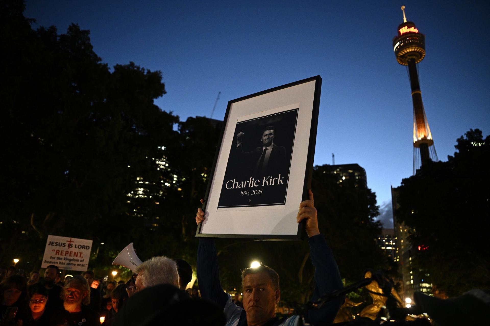 Sydney (Australia), 12/09/2025.- People attend a vigil for the late US activist Charlie Kirk in Hyde Park, Sydney, New Sout Wales, Australia, 12 September 2025. US conservative political activist Charlie Kirk was fatally shot at a Utah university campus, USA, on 10 September 2025. EFE/EPA/DAN HIMBRECHTS AUSTRALIA AND NEW ZEALAND OUT