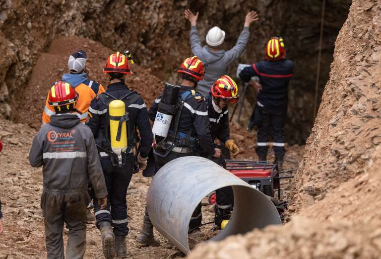 Así intentan rescatar al niño en Marruecos que cayó a un pozo de 32 metros