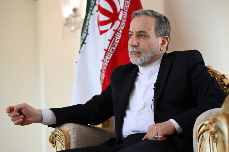 Irán no retomará diálogo nuclear con EE. UU. bajo amenazas de sanciones económicas