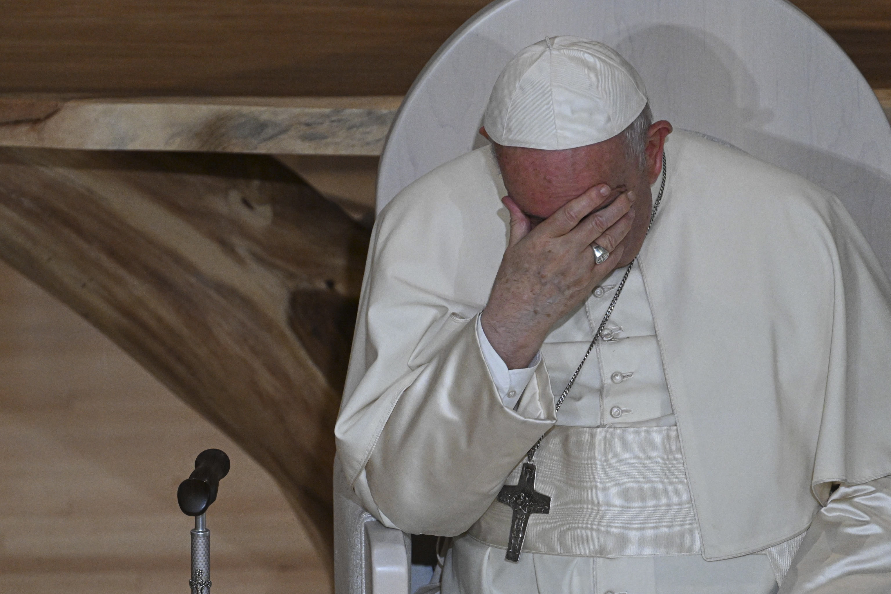 -FOTODELDÍA- EDMONTON, 26/07/2022.- El Papa Francisco participa en la reunión con los indígenas y los feligreses de la iglesia del Sagrado Corazón en Edmonton durante su viaje pastoral a Canadá, este martes. Esta visita de cinco días es el primer viaje del papa a Canadá desde hace 20 años. EFE/ Ciro Fusco