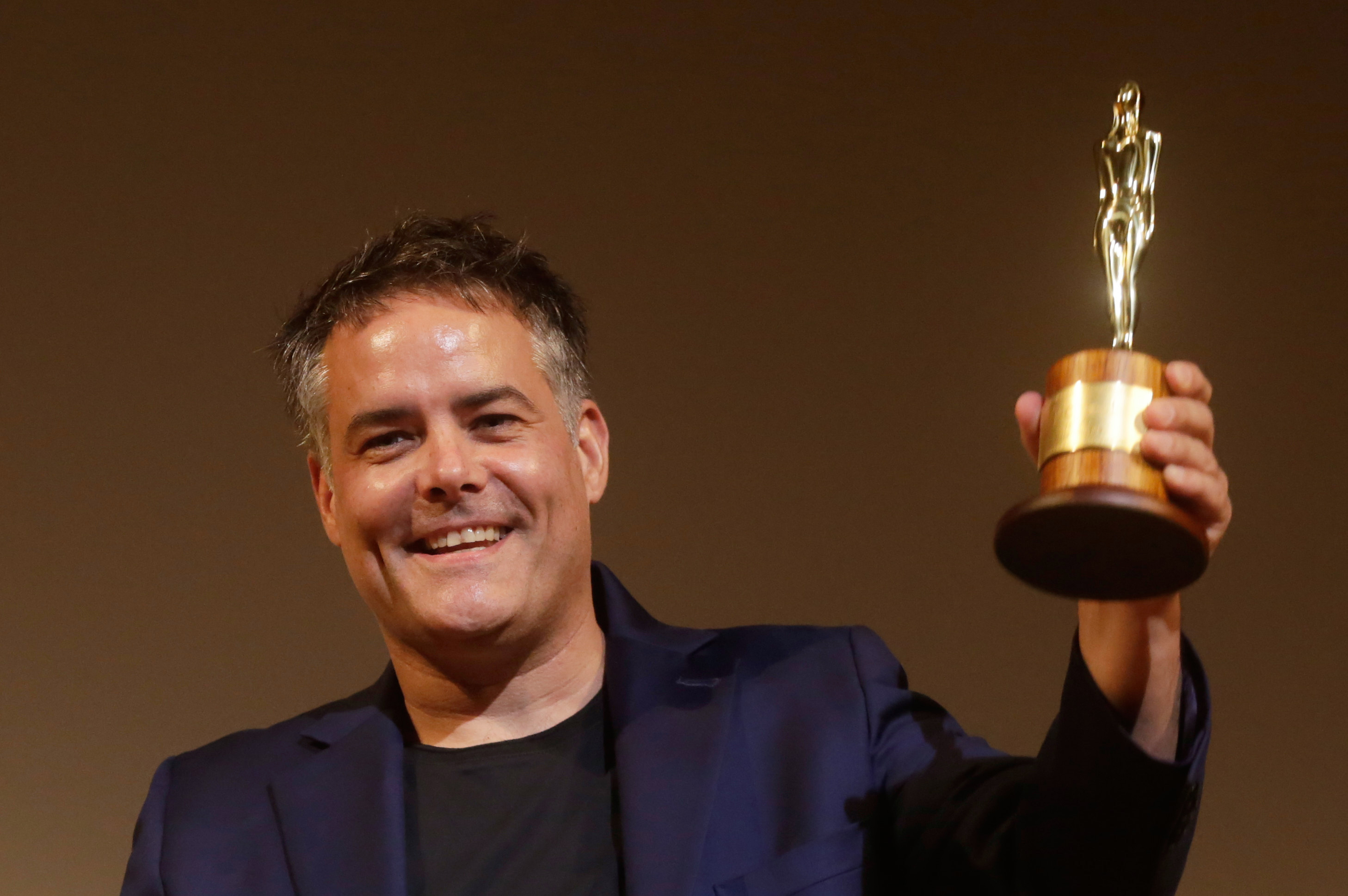 -FOTODELDÍA- AME5986. CARTAGENA (COLOMBIA), 24/03/2023.- El director chileno Sebastián Lelio recibe un premio India Catalina hoy, durante el 62 Festival Internacional de Cine de Cartagena de Indias (Ficci), en Cartagena (Colombia). El director chileno de cine Sebastián Lelio, ganador de un premio Oscar de la Academia, recibió este viernes una estatuilla de la India Catalina, un tributo que le rinde el Ficci. Lelio alcanzó el firmamento del séptimo arte en 2018 cuando se alzó con un Oscar en la categoría mejor película en lengua extranjera por su cinta "Una mujer fantástica" (2017), en la que cuenta la historia de Marina, una mujer que trabaja como camarera y como cantante en discotecas. EFE/Ricardo Maldonado Rozo