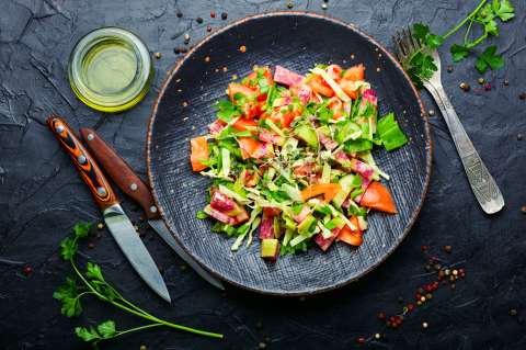 Así se prepara una ensalada llena se sabor para la cena