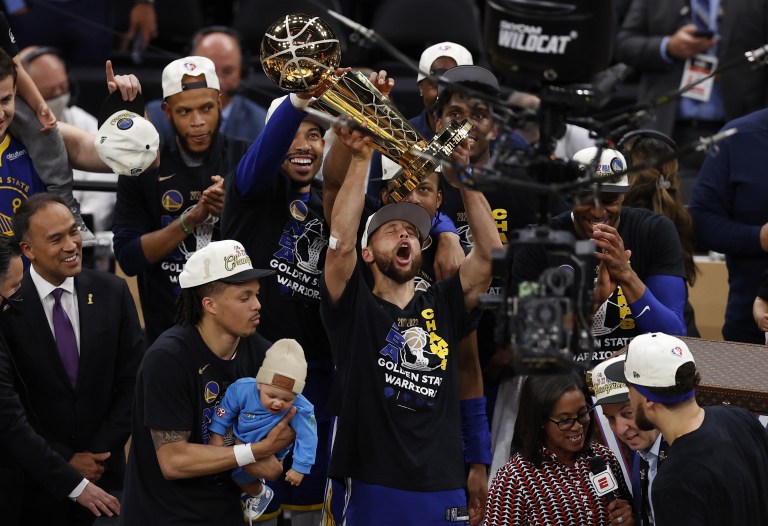 Stephen Curry: “Este título es distinto por todo lo que sufrimos”