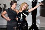 Kylie Minogue y su hermana Dannii se toman la alfombra roja