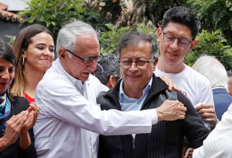 “No ha dicho mentiras”: Petro respalda al minsalud por postura sobre vacunas covid-19