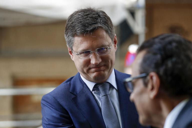 En guerra del petróleo, Rusia juega a todas las bandas