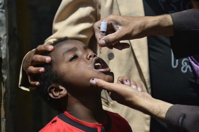 Un niño yemení recibe la vacuna de polio durante una campaña en Saná.
