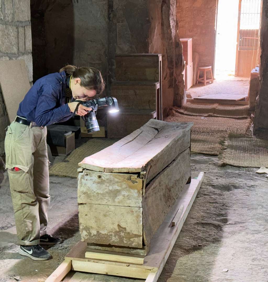 Los investigadores han descubierto un sarcófago del Reino Medio rehumedecido en Luxor, Egipto, en el marco de las investigaciones realizadas tras el descubrimiento, en 2018 y 2019, de sarcófagos en el mismo sitio, indicó un miembro de la misión el 29 de diciembre de 2024. El descubrimiento se produjo el 16 de diciembre de 2024, al final de una misión de dos meses, confirmó a la AFP el director del Instituto de Egiptología de la Universidad de Estrasburgo, que participó en la misión, confirmando un informe del diario regional Les Dernieres Nouvelles d'Alsace (DNA). /Foto de Frédéric COLIN / Universidad de Estrasburgo / IFAO / AFP