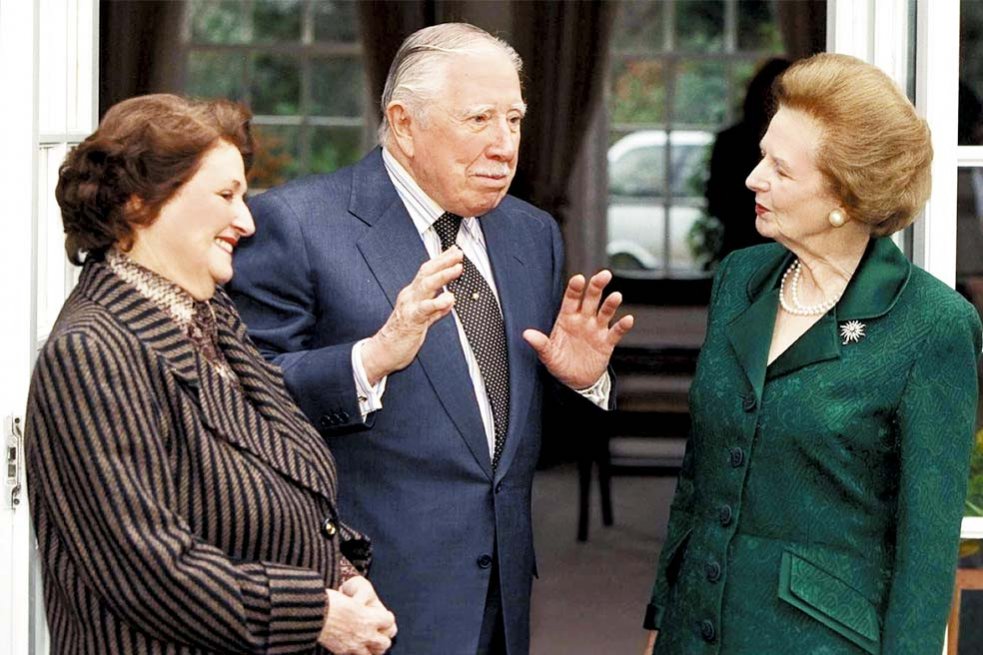 El exdictador chileno Augusto Pinochet, junto a su esposa y la primera ministra británica, Margaret Thatcher (der.), fallecida el pasado lunes. / AFP