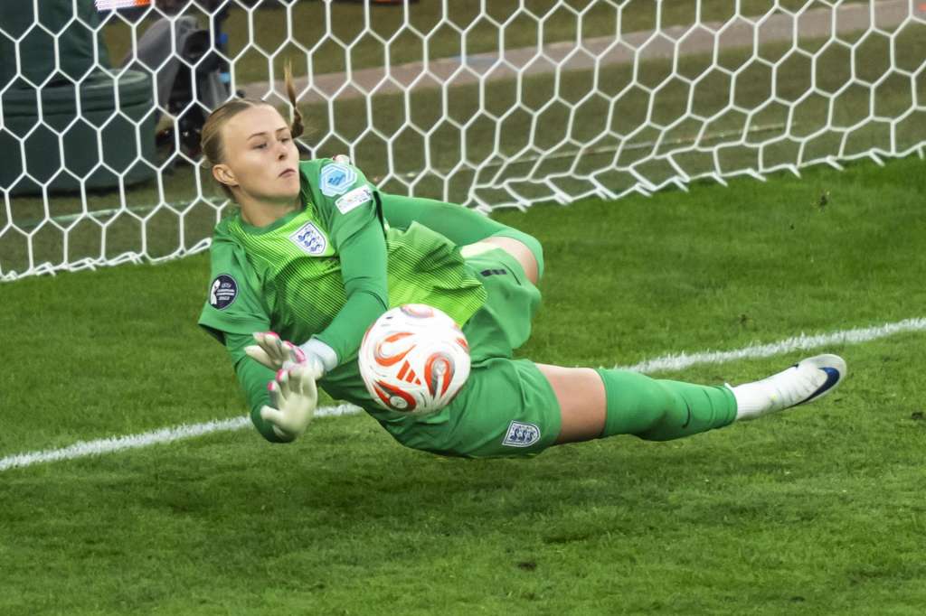 Basel (Switzerland), 27/07/2025.- England's goalkeeper Hannah Hampton makes a save during the penalty shootout of the UEFA Women's EURO 2025 final soccer match between England and Spain, in Basel, Switzerland, 27 July 2025. (España, Suiza, Basilea) EFE/EPA/TIL BUERGY
