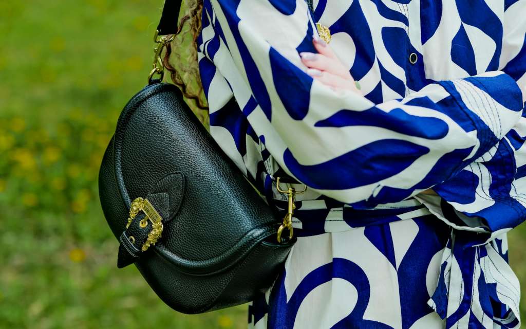 ¿Es solo moda o un reflejo de la personalidad? Llevar un bolso cruzado puede comunicar más de lo que imaginas.
