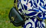 El bolso cruzado no es solo moda: el mensaje psicológico que proyectas sin saberlo