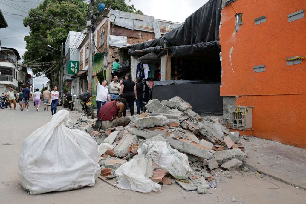 ACOMPAÑA CRÓNICA: COLOMBIA TERREMOTO AME153. SALENTO (COLOMBIA), 18/08/2026.- Fotografía del 16 de agosto de 2026 que muestra una vivienda con daños causados por el terremoto de magnitud 7,4 del pasado 10 de agosto, en Salento (Colombia). Salento, el corazón turístico de la región colombiana del Eje Cafetero, sufrió pocos daños materiales por el terremoto, pero sus habitantes están preocupados porque viven del turismo y el sismo que devastó esta zona del país ha alejado, de momento, a los visitantes que mueven su economía. EFE/ Carlos Ortega