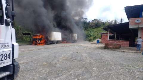 Tras finalizar el paro armado, ELN quemó tres camiones en la vía Chocó – Medellín