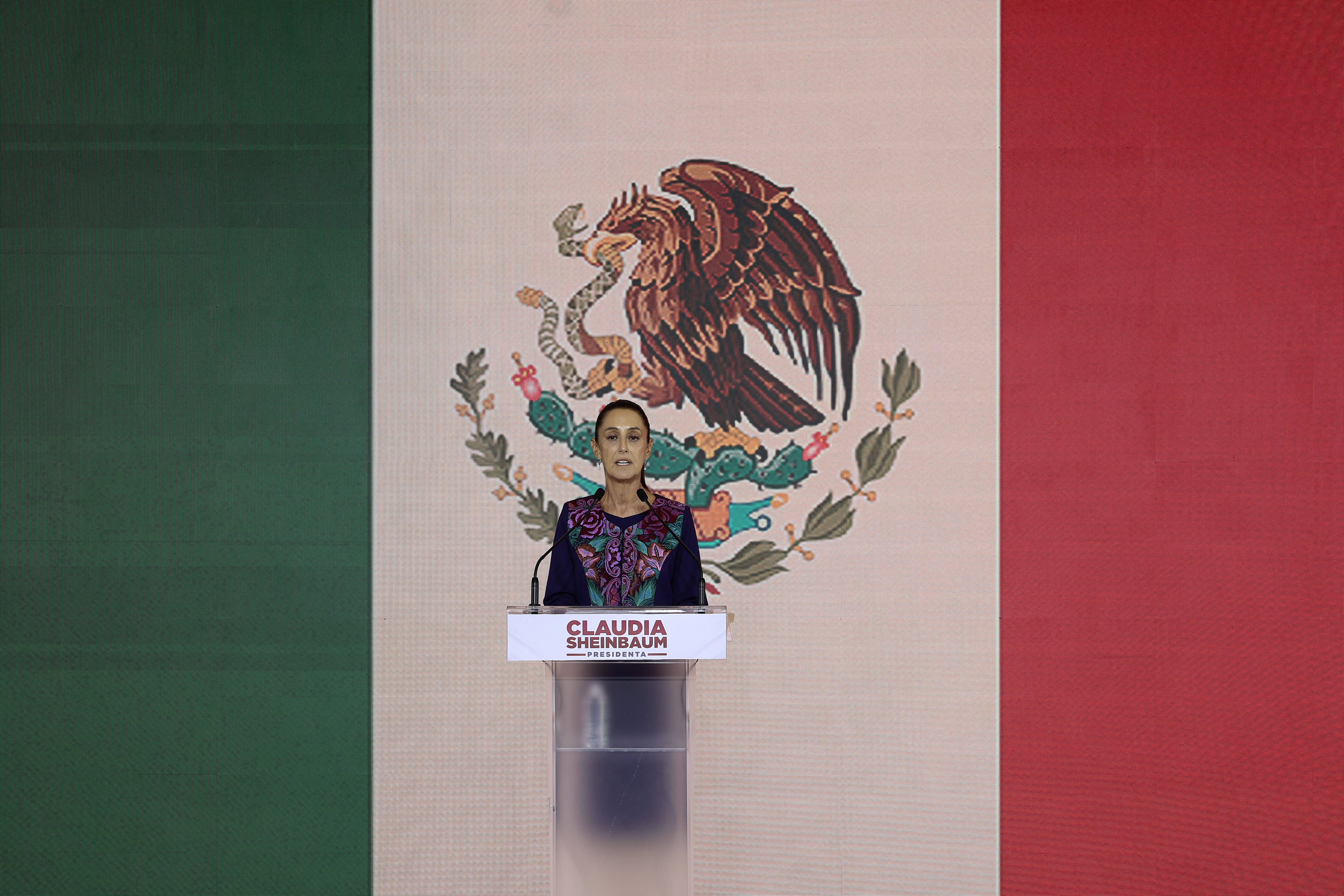 CIUDAD DE MÉXICO, 03/06/2024.- La candidata oficialista a la presidencia de México, Claudia Sheinbaum, habla durante una conferencia de prensa este lunes en la Ciudad de México (México). La oficialista Claudia Sheinbaum será la primera mujer presidenta de México tras obtener entre un 58,3 % y un 60,7% de los votos en las elecciones de este domingo, según el conteo rápido del Instituto Nacional Electoral (INE), ante un rango de entre 26,6% y 28,6% de su principal rival, la opositora Xóchitl Gálvez. EFE/José Méndez