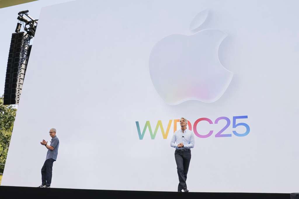 CUPERTINO (United States), 09/06/2025.- Apple's Senior Vice President of Software Engineering Craig Federighi (R) and Apple CEO Tim Cook on stage during the 2025 Apple Worldwide Developers Conference (WWDC) on the campus of Apple Park in Cupertino, California, USA, 09 June 2025. EFE/EPA/JOHN G. MABANGLO