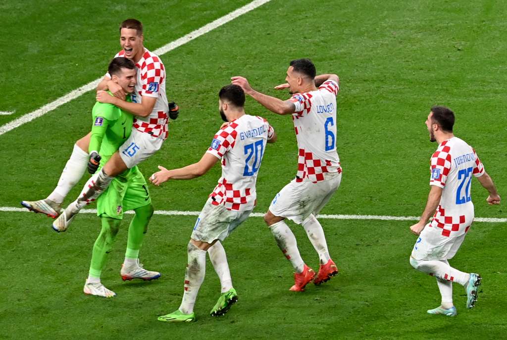 Al Wakrah (Qatar), 05/12/2022.- Players of Croatia celebrate with goalkeeper Dominik Livakovic after the FIFA World Cup 2022 round of 16 soccer match between Japan and Croatia at Al Janoub Stadium in Al Wakrah, Qatar, 05 December 2022. (Mundial de Fútbol, Croacia, Japón, Catar) EFE/EPA/Georgi Licovski