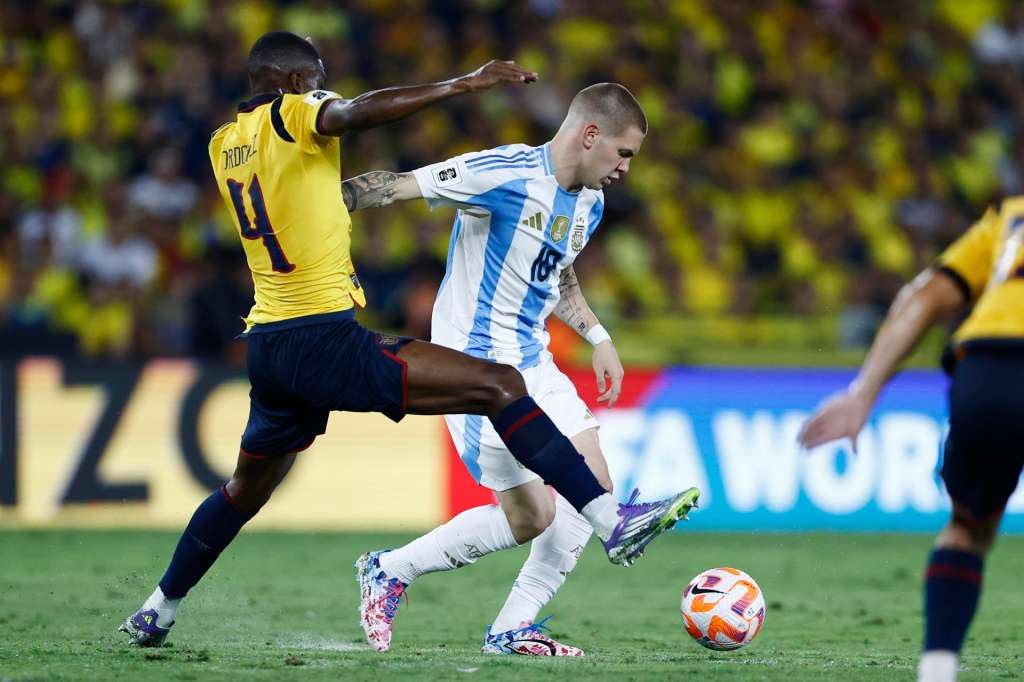 AMDEP3104. GUAYAQUIL (ECUADOR), 09/09/2025.- Joel Ordóñez (i) de Ecuador disputa el balón con Franco Mastantuono de Argentina este martes, en un partido por las eliminatorias a la Copa Mundial 2026 entre Ecuador y Argentina en el Estadio Monumental Banco Pichincha en Guayaquil (Ecuador). EFE/ José Jácome