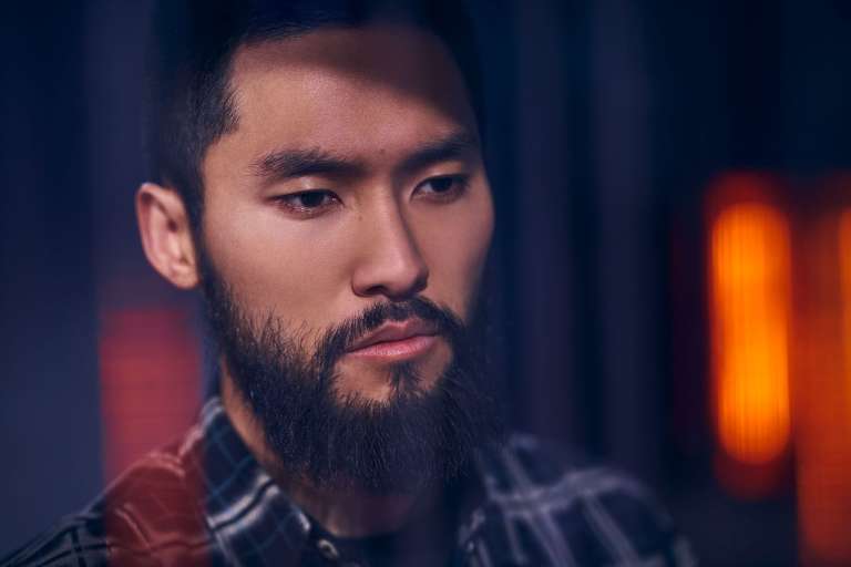 El actor Jin Ha como Jamie en la serie "Devs".