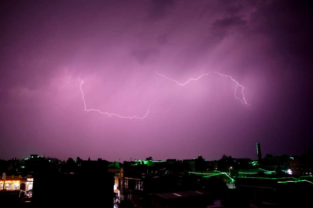 FOTODELDÍA SANÁ (Yemen), 26/08/2025.- Un rayo ilumina el cielo durante una tormenta eléctrica este martes, en Saná (Yemen). EFE/EPA/YAHYA ARHAB