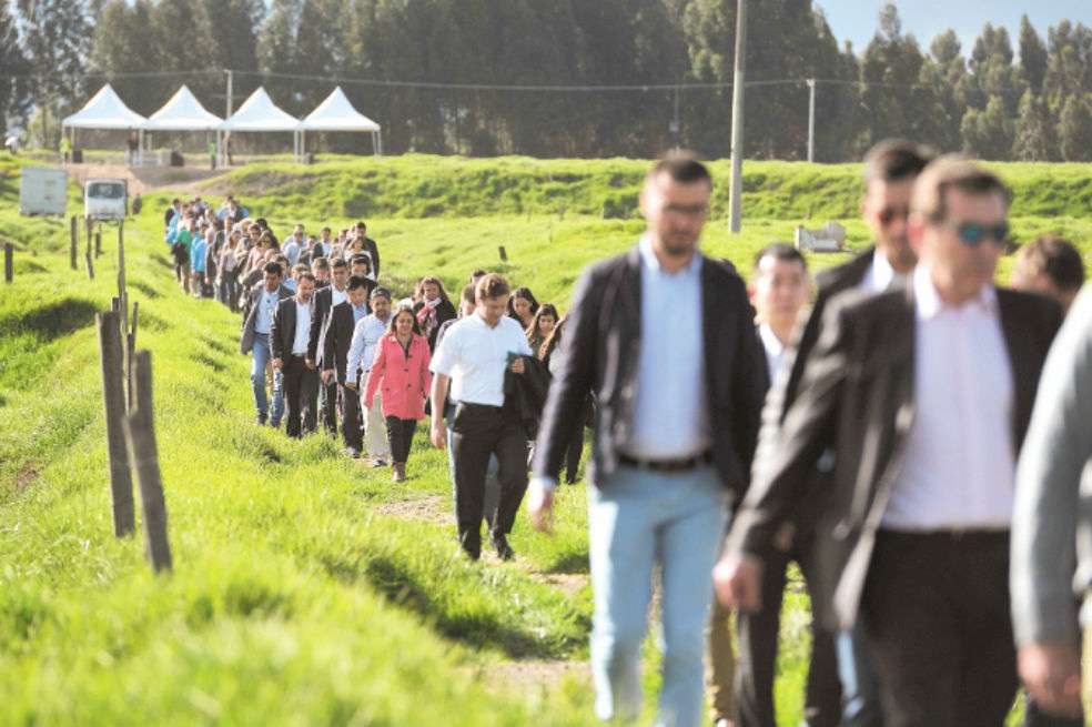 Constructores, financiadores e inversionistas recorrieron puntos del trazado y visitaron el predio donde se levantará el patio taller del sistema. / Gustavo Torrijos /El Espectador