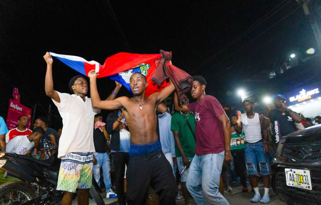 PUERTO PRÍNCIPE (HAITÍ), 19/11/2025.- Aficionados celebran esta noche en Puerto Príncipe la clasificación de Haití para el Mundial de Estados Unidos, México y Canadá 2026 al quedar primera en su grupo de la Concacaf. EFE/ Mentor David Lorens