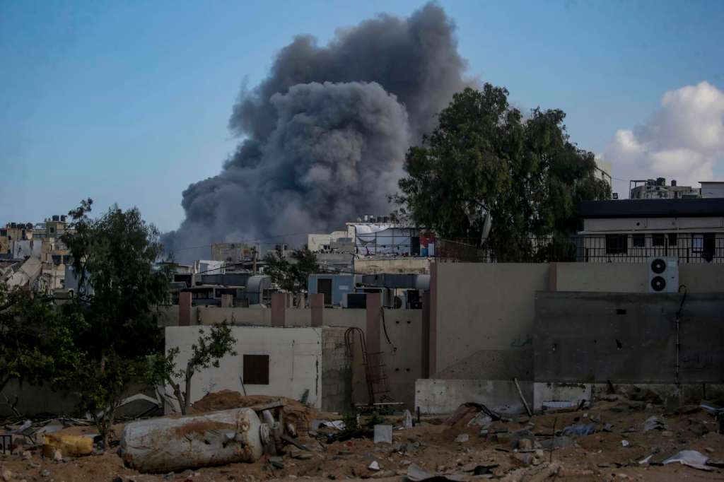 GAZA CITY (---), 29/10/2025.- Smoke rises following an Israeli airstrike targeted on a residential block in Al Shatea refugee camp in Gaza City, 29 October 2025. According to the Palestinian Ministry of Health in Gaza, at least 110 Palestinians were killed and scores wounded following the latest Israeli air strikes on the Gaza Strip. EFE/EPA/MOHAMMED SABER