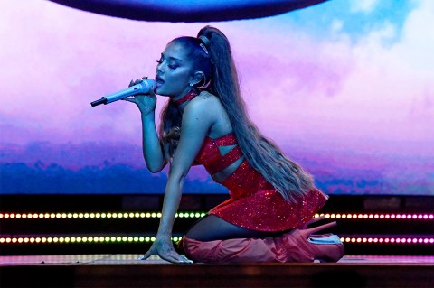 Entre lágrimas, Ariana Grande contó por qué se inyectaba bótox desde muy joven