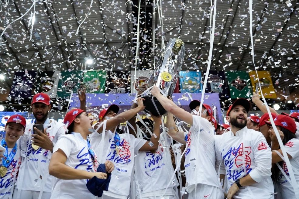 Los jugadores de Titanes levantando el trofeo.
