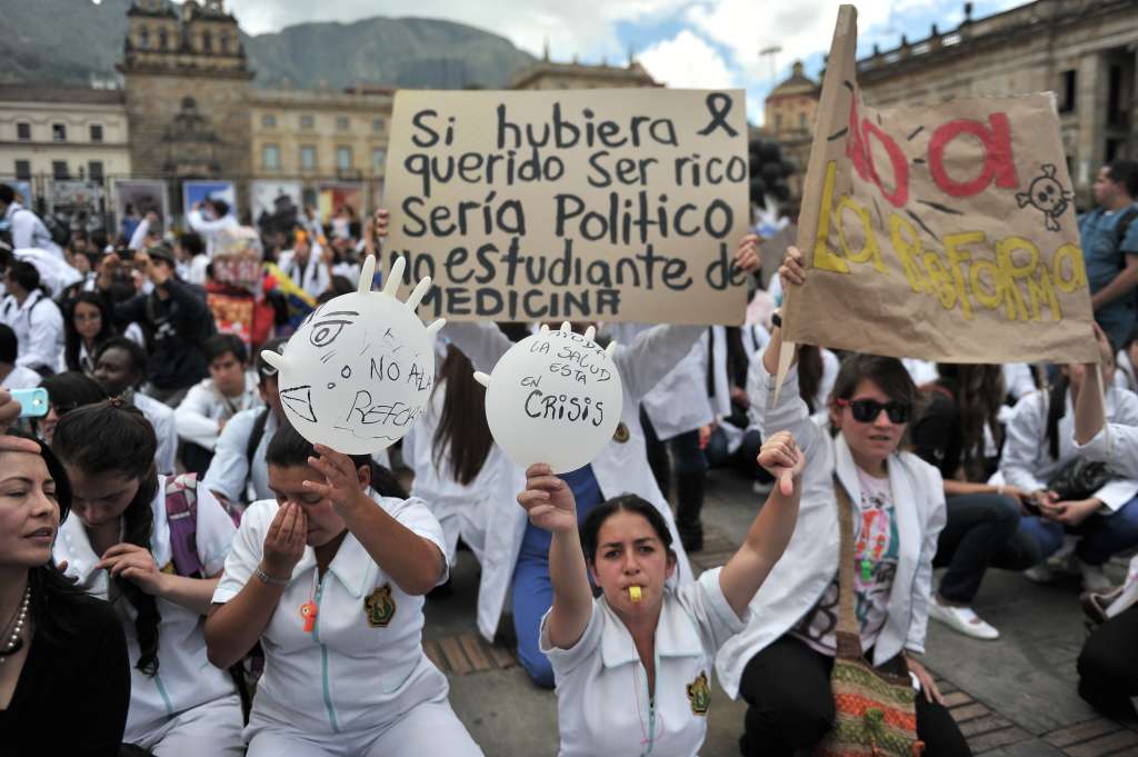 Médicos, enfermeras y estudiantes de medicina marchan en contra de la reforma a la Salud.