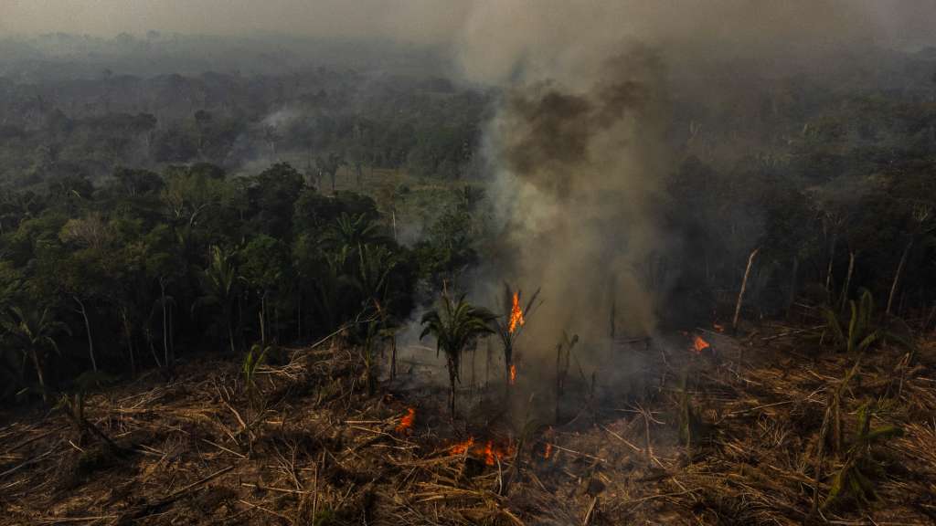 AME7300. MANAQUIRI (BRASIL), 07/09/2023.- Fotografía aérea muestra hoy uno de los incendios causados en la selva amazónica, en el municipio de Manaquiri cerca a Manaos, estado de Amazonas (Brasil). Los incendios en la Amazonía brasileña cayeron un 48 % en agosto, frente al mismo mes de 2022, pero se dispararon frente a julio, según los más recientes datos divulgados por el Gobierno. EFE/ Raphael Alves