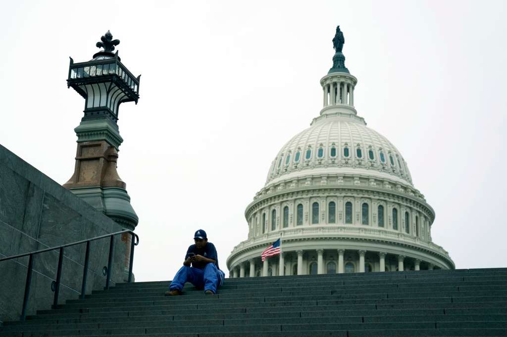 WASHINGTON (United States), 30/09/2025.- A member of staff sits on steps close to the US Capitol, Washington, DC USA, 30 September 2025. House and Senate Democrats are calling on Republicans to fund healthcare subsidies as part of negotiations to avoid a government shutdown. EFE/EPA/WILL OLIVER