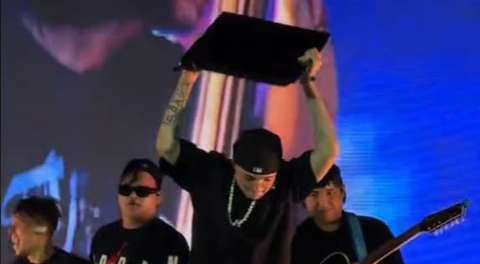 Peso Pluma lanzó pantalla de televisor en pleno concierto de Ecuador (video)