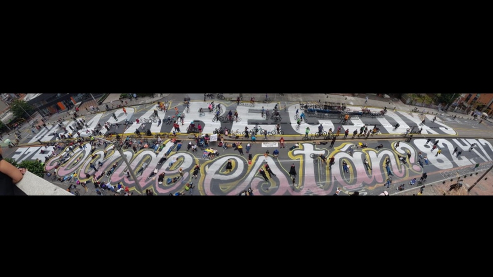 El grafiti gigante pintado en el suelo dice "Desaparecidxs ¿Dónde están?" con los números "379", que corresponde a las personas desaparecidas durante el Paro Nacional según 26 organizaciones sociales, y "82.472" que son las y los desaparecidos de manera forzada durante el conflicto de acuerdo al Centro Nacional de Memoria Histórica. Con la intervención se abre paso a la Semana internacional del Detenido Desaparecido.