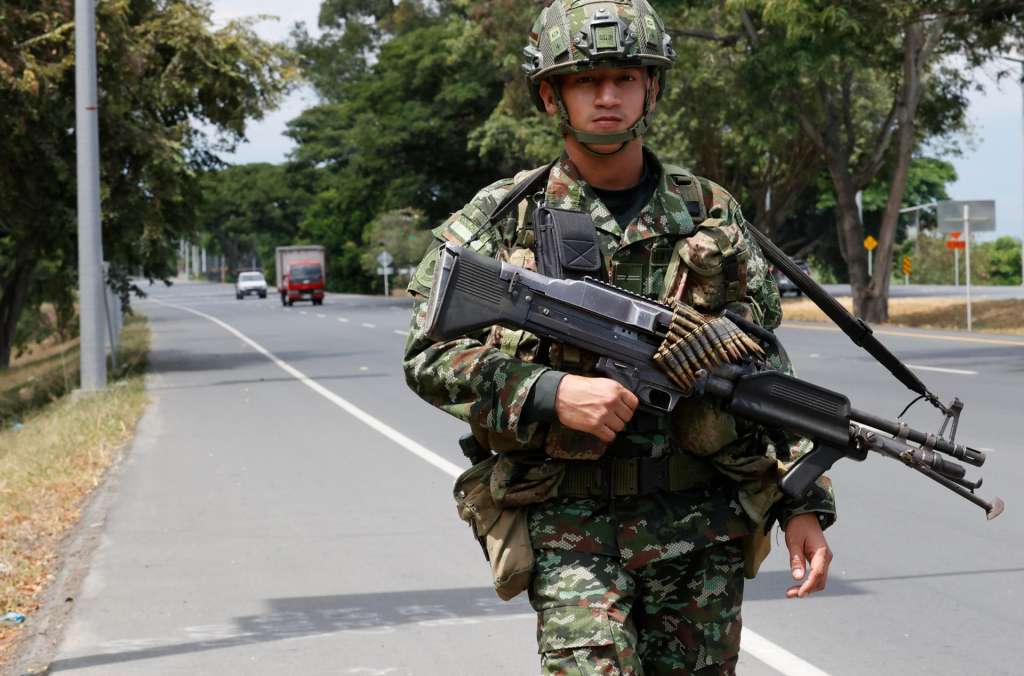 AME6550. CALI (COLOMBIA), 06/08/2026.- Un integrante del Ejército Nacional de Colombia vigila la vía Panamericana este jueves, en Cali (Colombia). El presidente electo de Colombia, Abelardo de la Espriella, asumirá este viernes en Cali (suroeste) el cargo para el periodo 2026-2030 en una ceremonia atípica que se celebrará por primera vez fuera de Bogotá y a la que asistirán el rey Felipe VI de España y al menos ocho presidentes latinoamericanos. EFE/ Mauricio Dueñas Castañeda